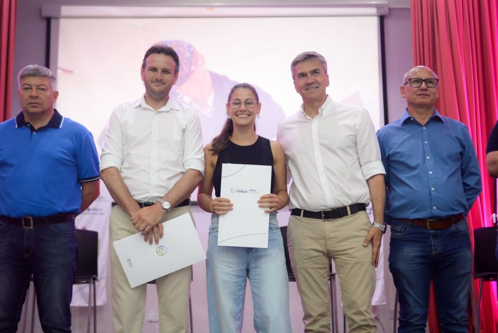 Tras 42 años de espera, 82 familias de Fontana recibieron su título de propiedad Tras 42 años de espera, 82 familias de Fontana recibieron su título de propiedad