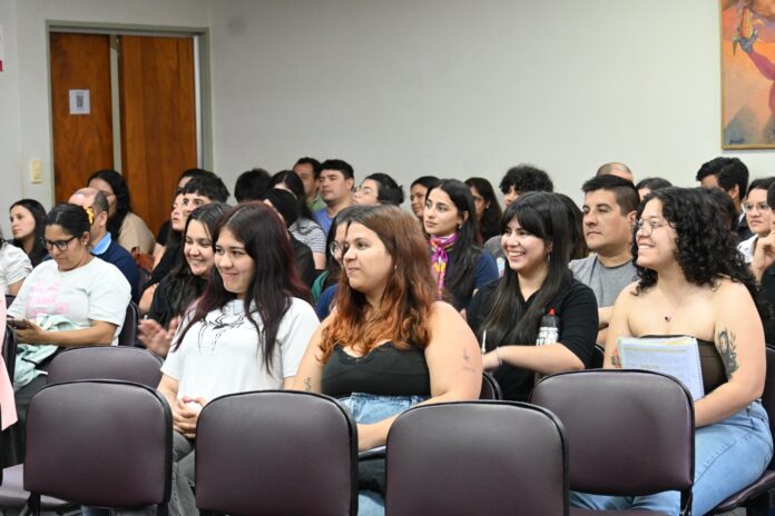 Humanidades de Puertas Abiertas: un espacio de encuentro entre la universidad y las escuelas secundarias de la región Humanidades de Puertas Abiertas: un espacio de encuentro entre la universidad y las escuelas secundarias de la región