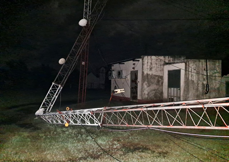 Fuerte temporal en Hermoso Campo derribó una antena de ECOM y provocó daños de importancia Fuerte temporal en Hermoso Campo derribó una antena de ECOM y provocó daños de importancia