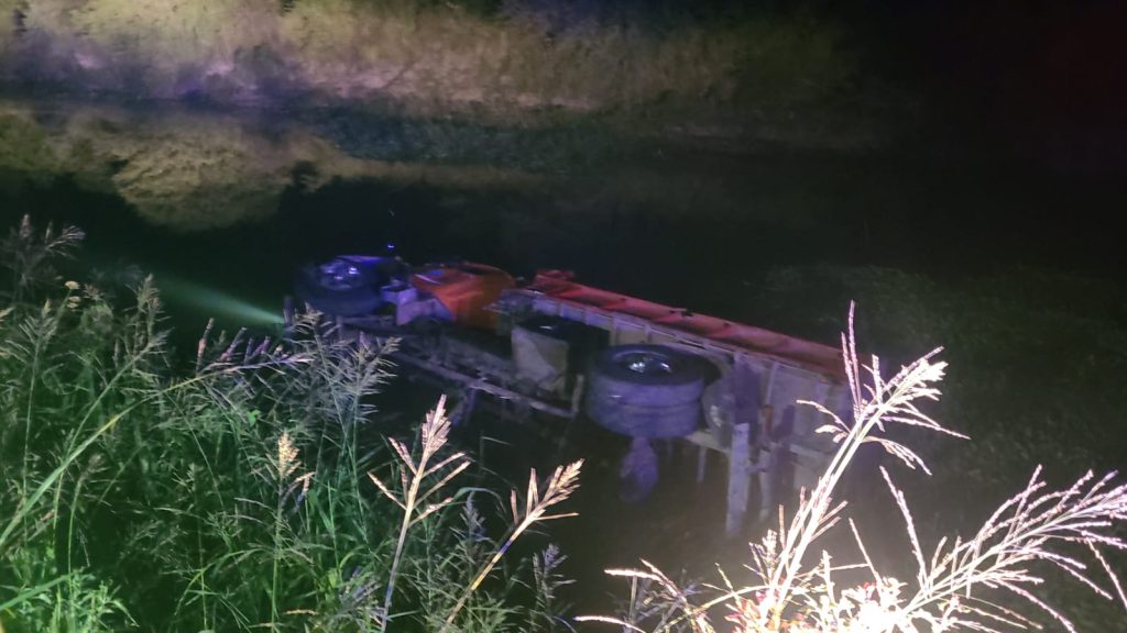 Camión cayó a un canal en plena madrugada y buscan al conductor