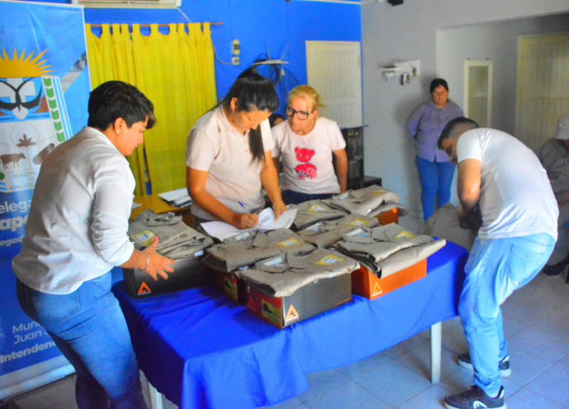 Castelli: entregaron indumentaria de trabajo en la delegación de Zaparinqui Castelli: entregaron indumentaria de trabajo en la delegación de Zaparinqui