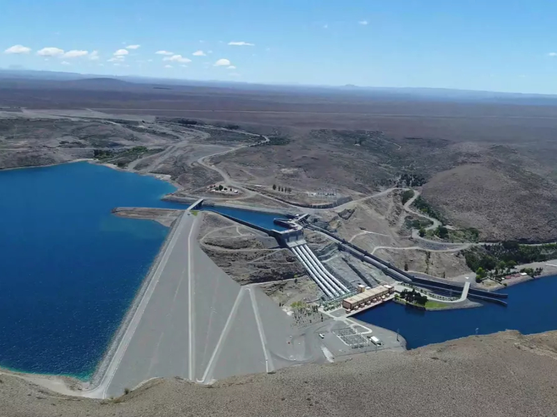 Los amigos de Santiago Caputo se quedan con dos de las cuatro hidroeléctricas concesionadas Los amigos de Santiago Caputo se quedan con dos de las cuatro hidroeléctricas concesionadas