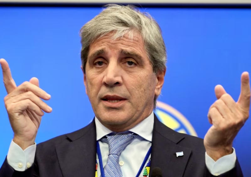 Caputo envió un mensaje a los empresarios: “Les bajamos un 85% las cargas patronales y ninguna Cámara festeja” Caputo envió un mensaje a los empresarios: “Les bajamos un 85% las cargas patronales y ninguna Cámara festeja”