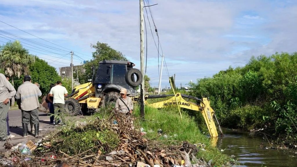 En Barranqueras, el Municipio avanza con tareas de zanjeo para mejorar el escurrimiento tras el temporal
