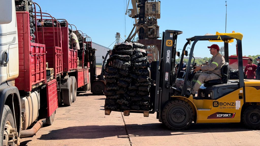 Puerto de Barranqueras: productores del norte exportaron carbón vegetal a Brasil