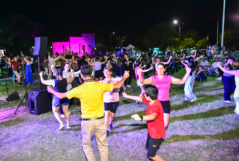 Exitosa visita nocturna en los museos de Sáenz Peña anunciando el Carnaval Exitosa visita nocturna en los museos de Sáenz Peña anunciando el Carnaval