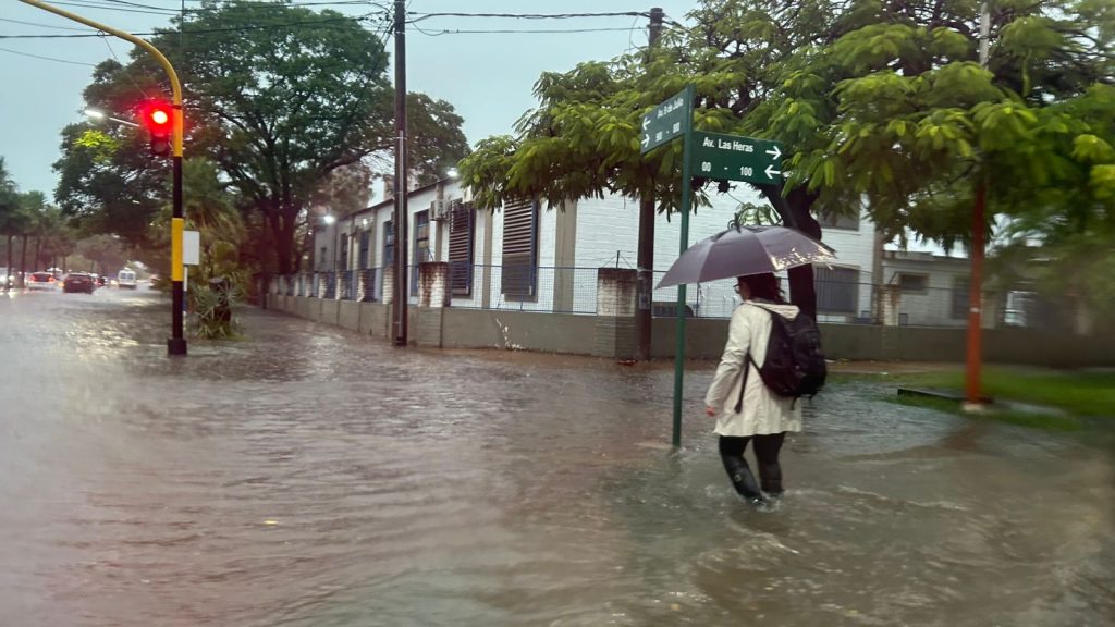 Viernes de lluvias intensas en el sudeste del Chaco: anegamientos y complicaciones para transitar
