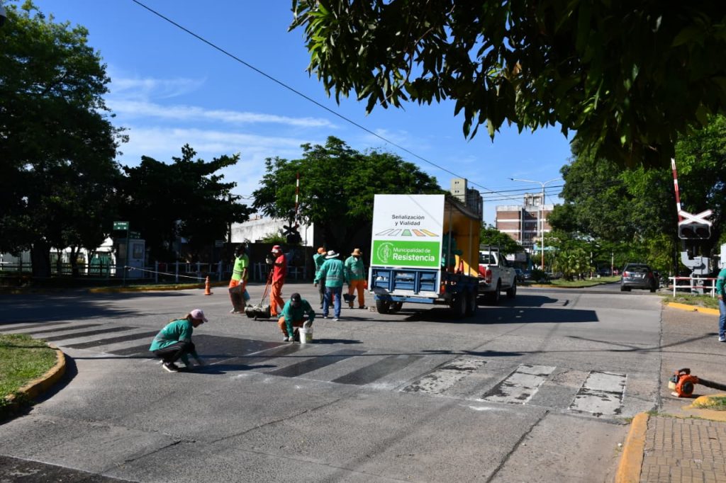 Seguridad vial: el municipio de Resistencia señaliza los cruces peatonales en el micro y macrocentro
