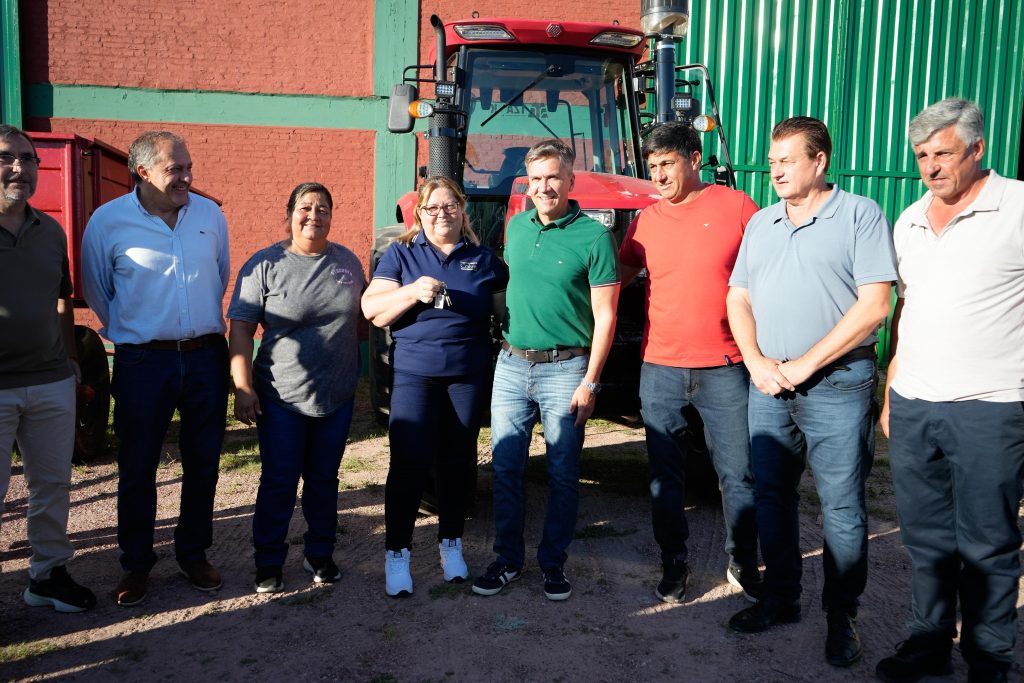 Zdero entregó maquinarias a productores tabacaleros en Colonia Benítez Zdero entregó maquinarias a productores tabacaleros en Colonia Benítez