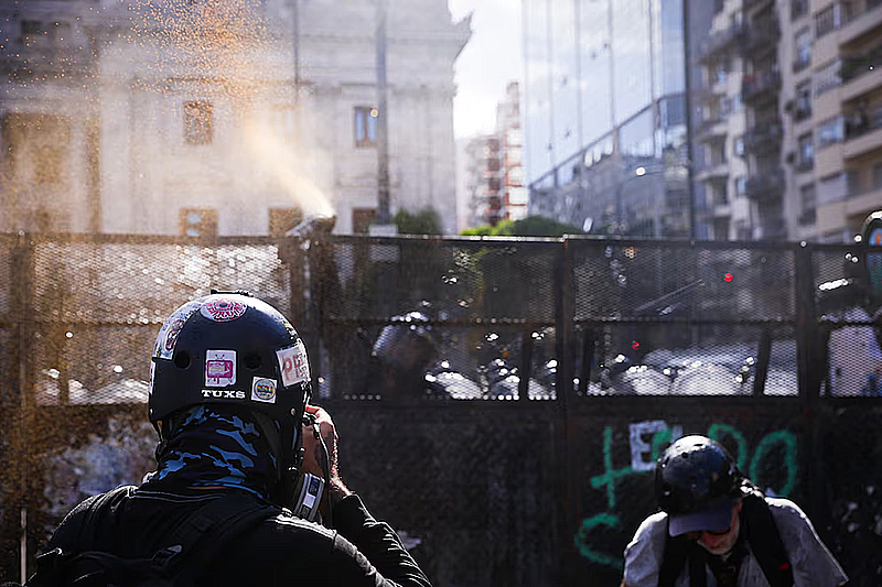 Incidentes frente al Congreso en la marcha contra la reforma laboral: piedrazos, gases y camiones hidrantes Incidentes frente al Congreso en la marcha contra la reforma laboral: piedrazos, gases y camiones hidrantes