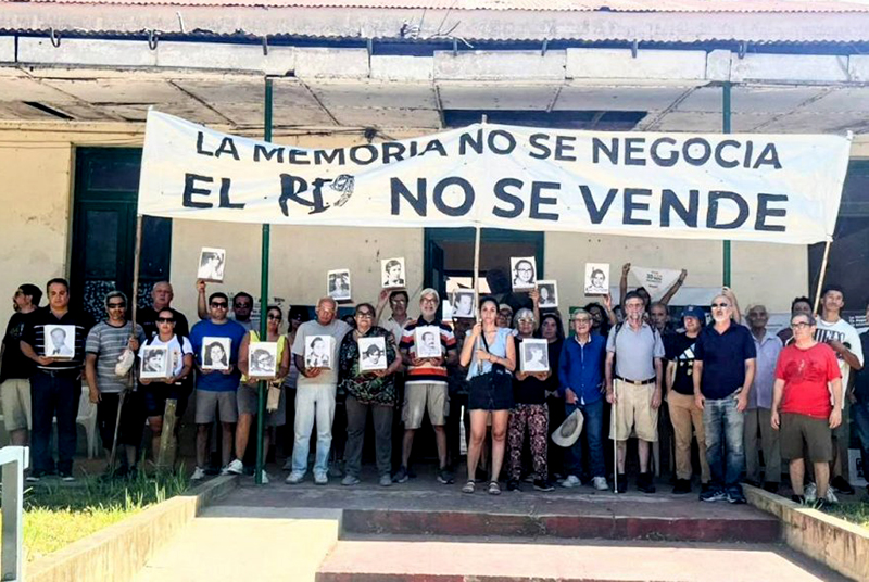 Abrazo y defensa al predio del ex Regimiento 9 Corrientes donde funcionó un centro clandestino de detención Abrazo y defensa al predio del ex Regimiento 9 Corrientes donde funcionó un centro clandestino de detención