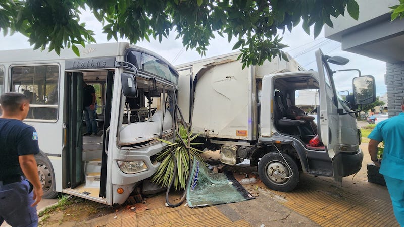 Siete heridos tras un choque entre un colectivo y un camión Siete heridos tras un choque entre un colectivo y un camión