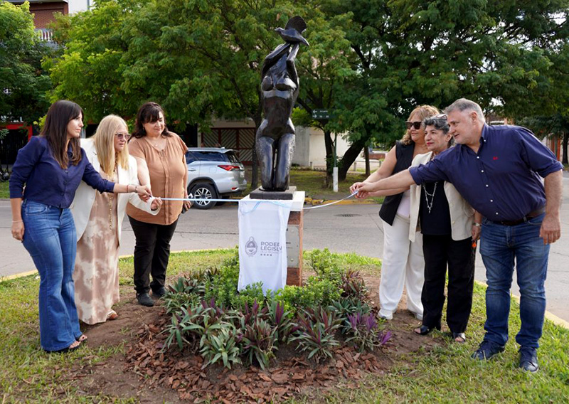 8M en Resistencia: el Poder Legislativo rindió homenaje a las víctimas de femicidios 8M en Resistencia: el Poder Legislativo rindió homenaje a las víctimas de femicidios