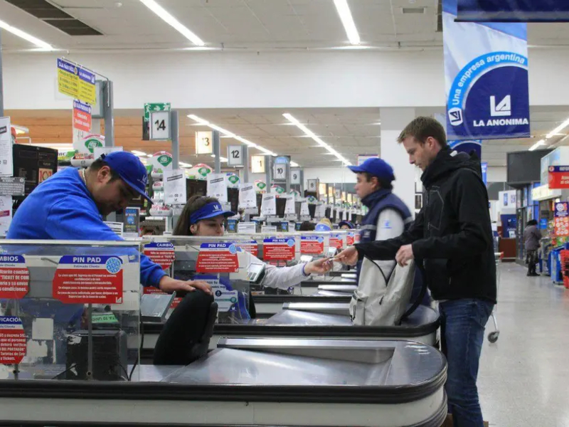 La gestión de Milei desató la crisis en los supermercados: ChangoMás, Carrefour, La Anónima y Libertad, entre despidos y cierres La gestión de Milei desató la crisis en los supermercados: ChangoMás, Carrefour, La Anónima y Libertad, entre despidos y cierres