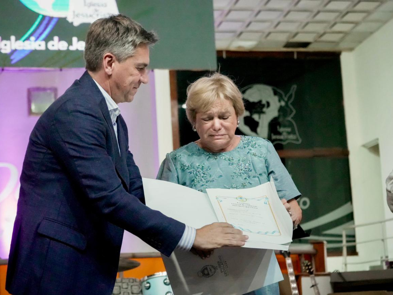 El gobernador Zdero entregó la escritura de propiedad a la Iglesia de Jesucristo El gobernador Zdero entregó la escritura de propiedad a la Iglesia de Jesucristo