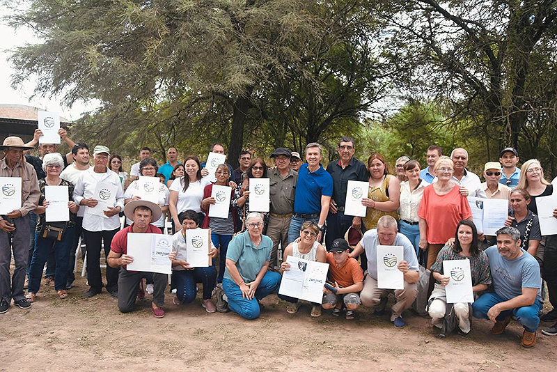 Tras décadas de espera, familias de productores obtuvieron sus títulos de propiedad Tras décadas de espera, familias de productores obtuvieron sus títulos de propiedad