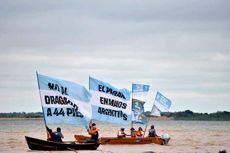 Zarpó la travesía desde el Cerrito “Salvemos el Paraná y sus humedales” Zarpó la travesía desde el Cerrito “Salvemos el Paraná y sus humedales”