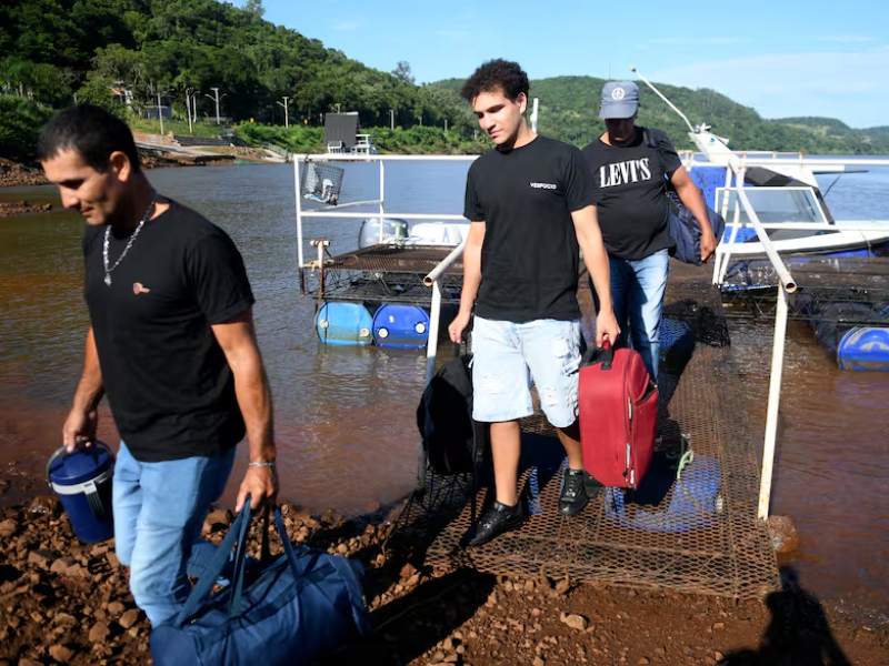 Reclutados por WhatsApp y US por día: así es el mundo del éxodo de los misioneros que buscan trabajo en Brasil Reclutados por WhatsApp y US por día: así es el mundo del éxodo de los misioneros que buscan trabajo en Brasil