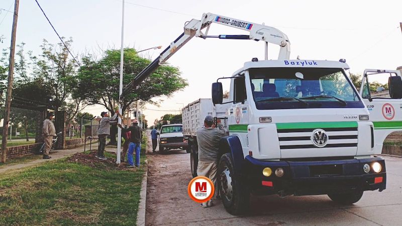 Las Breñas instaló 16 columnas para nuevas luminarias LED en calle España Las Breñas instaló 16 columnas para nuevas luminarias LED en calle España