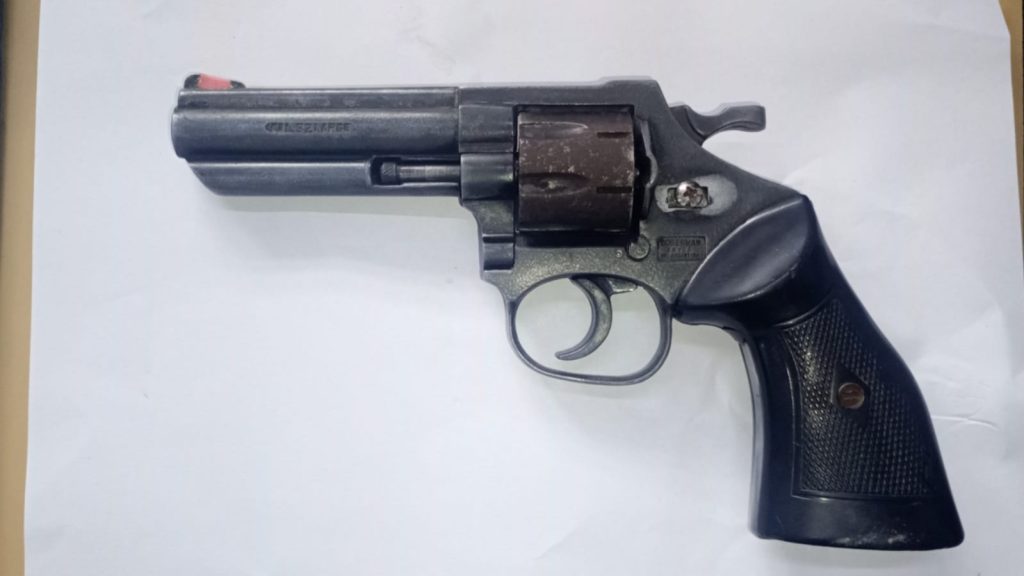 Procedimiento policial con dos aprehendidos y secuestro de un arma de fuego en barrio Güiraldes